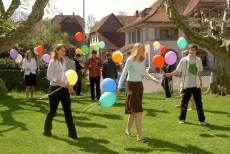 Konfirmanden verteilen Ballone (Foto: Kirchenweb Bilder)